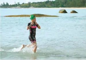  ?? NADIA SOEWANDITO FOR JAWA POS ?? KE LAUT: Nadia saat mengikuti Sungailiat Internasti­onal Triathlon 2018 kategori olympic distance 21 April lalu. Dia memenangi race tersebut untuk kategori usia di bawah 31 tahun.