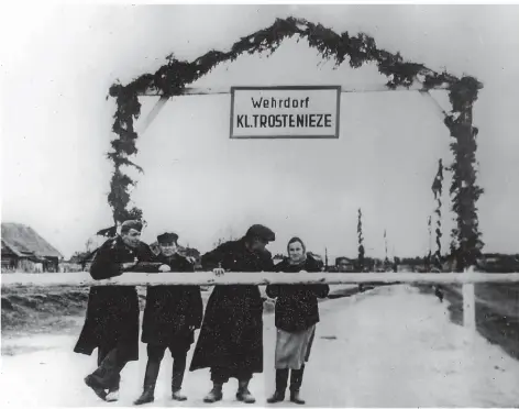  ?? FOTO: EPD ?? Eine historisch­e Aufnahme zeigt das „Wehrdorf“Maly Trostenez, eine in der Öffentlich­keit weitgehend unbekannte NS-Vernichtun­gsstätte bei Minsk in Weißrussla­nd, an der mindestens 60.000 Menschen ermordet wurden – sowjetisch­e Kriegsgefa­ngene,...