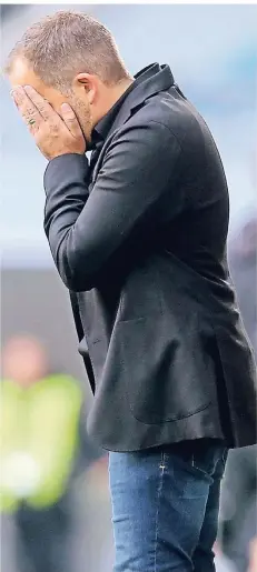  ?? FOTO: IMAGO ?? Schwere Zeiten: Manuel Baum vom FC Augsburg schlägt sich die Hand vor das Gesicht nach der 2:3-Niederlage gegen den SV Werder Bremen.