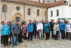  ?? Foto: Hans Bosch ?? Auf den Spuren Sieger Köders: Unser Bild zeigt die Reisegrupp­e vor der Ellwanger Pfarrkirch­e St. Vitus.