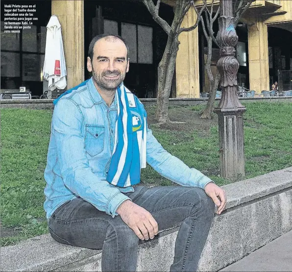  ?? FOTO: UNANUE ?? Iñaki Prieto posa en el lugar del Txofre donde colocaban una de las porterías para jugar con su hermano Xabi. La farola era un poste