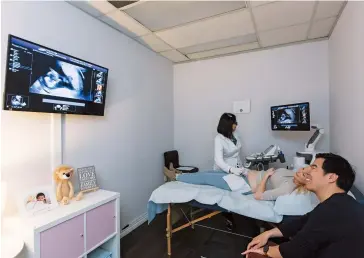  ??  ?? Jennifer Morrison and Lincoln Lo at their big-screen ultrasound, with technician Patricia Faneite