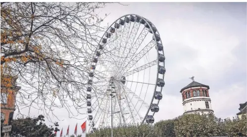  ?? RP-FOTO: HANS-JÜRGEN BAUER ?? Das Riesenrad in der Altstadt wurde gerade erst aufgebaut – nun steht nicht fest, ob es im November betrieben werden darf.