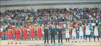  ?? FOTO: LOF ?? Crespón y minuto de silencio en Melilla. La Roja de baloncesto, antes del partido amistoso ante Senegal