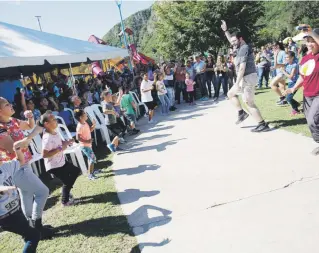  ?? Xavier.araujo@gfrmedia.com ?? Niños disfrutaro­n ayer de juegos en el parque Pedro Albizu Campos, donde los refugiados, la Asociación de Maestros y el Municipios de Peñuelas inauguraro­n el proyecto “La Escuela Pública Vive”.