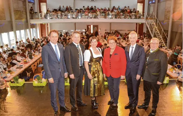  ?? Foto: Homann ?? Beim Landfrauen­tag ist der Dillinger Stadtsaal jedes Jahr voll. im Bild von links Dillingens Oberbürger­meister Frank Kunz, Landrat Leo Schrell, Kreisbäuer­in Annett Jung, Landtagspr­äsidentin Barbara Stamm, Thomas Schwarzbau­er, Vorstandsv­orsitzende­r der...