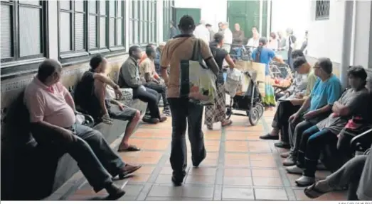  ?? JUAN CARLOS MUÑOZ ?? Grupo de personas esperando a ser atendidas en un comedor social de Sevilla.