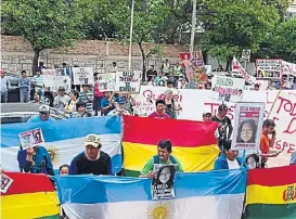  ?? (LA VOZ) ?? Marchas. En La Paz, de manera permanente, se realizan protestas por las calles del pueblo en reclamo de respuestas por la adolescent­e.