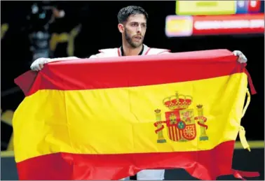  ?? ?? Daniel Quesada sostiene la bandera española tras ganar la medalla de oro en los Mundiales de México.