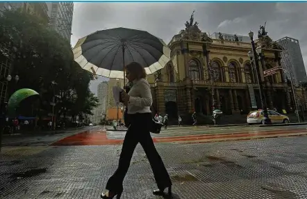  ??  ?? Chuva na praça da República, no centro de SP, nesta quinta-feira (3); frente fria não deve durar muito sobre o Estado MAIOR EM 36 ANOS