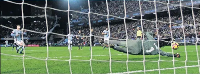  ??  ?? KEYLOR, SALVADOR. El costarrice­nse respondió al posible fichaje de Kepa con una gran parada en el penalti lanzado por el mejor jugador del Celta: Iago Aspas.