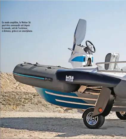  ??  ?? En mode amphibie, le Wetton 56 peut être commandé soit depuis la console, soit de l’extérieur, à distance, grâce à un smartphone.