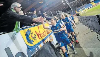  ?? [TomSeiss] ?? Die SKN-Frauen klatschen nach dem letzten ChampionsL­eague-Auftritt in diesem Jahr mit ihren Fans ab.