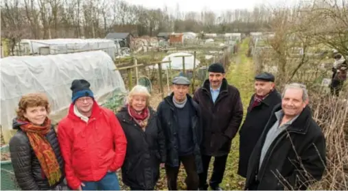  ??  ?? FOTO WIM HENDRIX Een verzameld groepje volkstuini­ers is niet opgezet met de plannen van het district. “Deze tuintjes zijn sociaalhis­torisch erfgoed. Dat mag niet verdwijnen.”