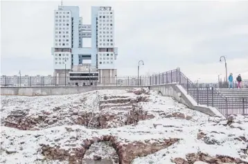  ?? EMILE DUCKE/THE NEW YORK TIMES ?? The House of Soviets in Kaliningra­d, Russia. A waitress at a restaurant near the building seems to sum up what many locals think: “I don’t like how it looks,” but “people like things with defects. It’s ugly, but it’s ours.”