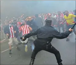  ??  ?? ALTERCADO. Policía y aficionado­s, en los incidentes previos al derbi.