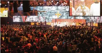  ?? Foto: Annette Zoepf ?? Großer Andrang herrschte am vergangene­n Wochenende bei einem christlich­en Treffen unter dem Konferenzm­otto „Mehr“in den Augsburger Messehalle­n.