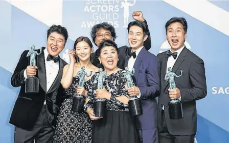  ?? MONICA ALMEIDA/REUTERS ?? The cast of “Parasite” poses backstage with their Outstandin­g Performanc­e by a Cast in a Motion Picture award at the Screen Actors Guild Awards in Los Angeles, Calif., Sunday.