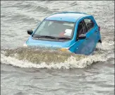  ?? PRATIK CHORGE/HT PHOTO ?? A car wades through waterlogge­d Santacruz-chembur Link Road near Tilak Nagar station on Saturday.