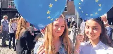  ?? RP-FOTO: BREITKOPF ?? Sina (16, l.) und Helin vom Lessing-Gymnasium behandeln das Thema Europa gerade auch in der Schule und besuchten deshalb den Europatag.