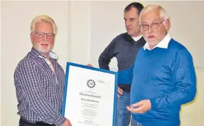  ?? FOTO: THW ?? Roland Kohlheim erhält eine Ehrenurkun­de für 50 Jahre geleistete Arbeit im THW.