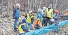  ?? FOTO: UMWELTKREI­S ?? Kinder beim Aufbau des Krötenzaun­s am Repsweiher mit der Kindergrup­pe Rudi Rotbein. Es werden wieder Helfer gesucht.