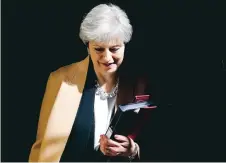  ?? FOTO: FRANK AUGSTEIN/AP ?? Premiärmin­ister Theresa May lämnar 10 Downing Street i London på väg till debatten i underhuset.