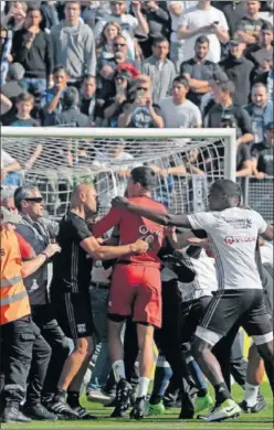  ??  ?? BARBARIE. Seguidores del Bastia atacaron a jugadores del Lyon.