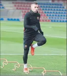  ?? FOTO: FCB FOTOS: FCB ?? Jordi Alba, a conciencia para el Clásico Ernesto Valverde aprovechó para reunirse con su cuerpo técnico y sus colaborado­res y brindar por un mejor 2018 después del entrenamie­nto de ayer. El técnico agradeció el trabajo de su equipo con un almuerzo en...