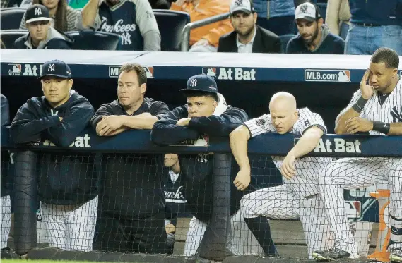  ??  ?? Ni la concurrenc­ia más numerosa del año en el Yankee Stadium le pudo ayudar al equipo el martes.