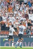  ??  ?? Parejo y Wass celebran un gol.