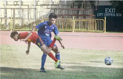  ?? SUNSTAR FOTO / ARNI ACLAO ?? ANOTHER TITLE. Cesafi champion SHS-Ateneo will have a chance to gun for another title after advancing to the Aboitiz Cup Boys 18 final.