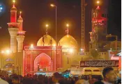  ??  ?? • Musulmanes se reúnen ante el santuario del imán Moussa al-Kadhim, durante una procesión de Muharram en Bagdad, Irak.