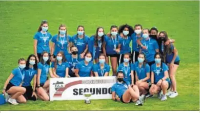  ??  ?? El equipo femenino sub-20 del Beiman Chapín Jerez, con la copa de subcampeón andaluz.