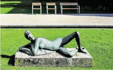  ?? BILD: SN/STADT GALERIE/IGLAR ?? „Die Liegende“von Emilio Greco im Furtwängle­rpark.