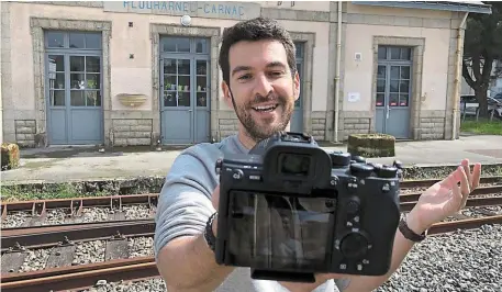  ?? | PHOTO : OUEST-FRANCE ?? Pour la photo, Evan de Bretagne nous amène chez lui, à Plouharnel, où tout a commencé, près de l’ancienne gare où passe toujours le tire-bouchon.