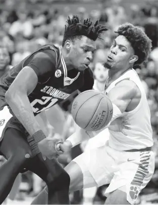  ?? MIC SMITH/AP ?? St. Bonaventur­e’s Osun Osunniyi, left, and Clemson’s David Collins battle for a loose ball during Friday’s game in Charleston, South Carolina.