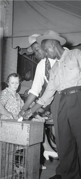  ??  ?? SEGREGACIÓ­N. Sólo en la década de 1960 se volvió ilegal. Todos los servicios públicos estaban destinados por razas, para ‘blancos’ y personas ‘de color’.