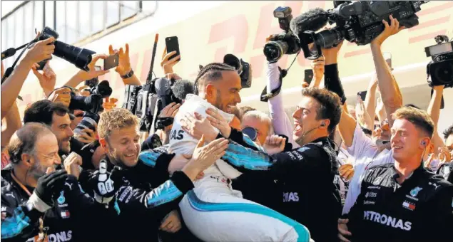  ??  ?? SIN RIVAL. Lewis Hamilton dominó de principio a fin la carrera del GP de Hungría afianzando así su liderato en el Mundial justo antes de las vacaciones de verano.