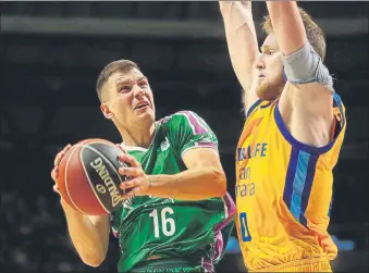  ?? FOTO: EFE ?? Penetració­n de Nedovic ante Fischer. El Unicaja aseguró la victoria para obtener billete copero