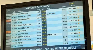  ??  ?? Cancellati Esplicita la scherma comparsa ieri mattina sui monitor di servizio dell’aeroporto di Bari Palese: i voli in partenza per Sharm El Sheik non partono più per le inadempien­ze di Balkan Express