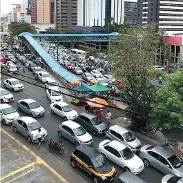  ?? LEITOR CORREIO ?? Protesto tomou as quatro faixas da Avenida Tancredo Neves; um motorista foi detido