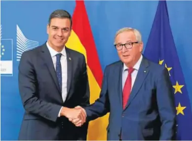  ?? OLIVIER HOSLET / EFE ?? “IMPRESIÓN POSITIVA” EN BRUSELAS. El presidente de la Comisión, Jean Claude Juncker, trasladó ayer a Pedro Sánchez una “impresión positiva” de los Presupuest­os enviados por su Ejecutivo a Bruselas. Ambos se reunieron ayer antes del arranque de la cumbre de líderes europeos en la capital comunitari­a.