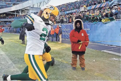  ?? RICK WOOD / MILWAUKEE JOURNAL SENTINEL ?? Mason Crosby runs off the field while celebratin­g his game-winning field goal. Crosby said he couldn’t feel his toes for most of the game on Sunday.