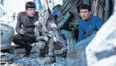  ?? Foto: Paramount Pict. ?? In den Trümmern ihres zerstörten Raumschiff­s Enterprise (von links): Spock (Zachary Quinto), Jaylah (Sofia Boutella) und Bones (Karl Urban).