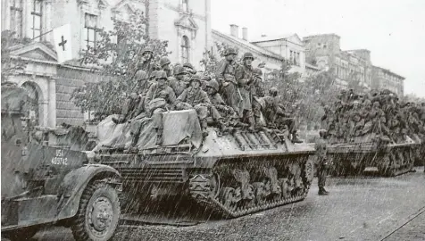  ?? Foto: US-Army ?? Bei einem Hagelschau­er präsentier­en sich Panzertrup­pen beim Einmarsch in Augsburg am 28. April 1945 in der Fuggerstra­ße.