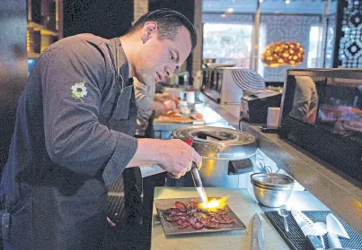  ??  ?? Eddie Castro, chef ejecutivo de Osaka, culmina el “tiradito” de carne kobe