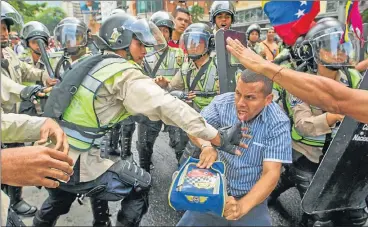  ?? AFP ?? VIOLENCIA. La policía y grupos irregulare­s armados atacan las manifestac­iones opositoras.