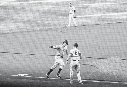  ?? ULYSSES MUÑOZ ?? The Yankees’ DJ LeMahieu celebrates with his third base coach after hitting a home run on the second pitch of the game.