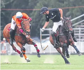  ?? Mauro alFieri ?? Bigatti trata de engancharl­e el taco a Facundo Pieres